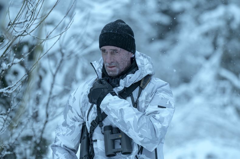 En esta imagen proporcionada por Netflix, Joseph Fiennes en una escena de The Mother. (Eric Milner/Netflix vía AP)