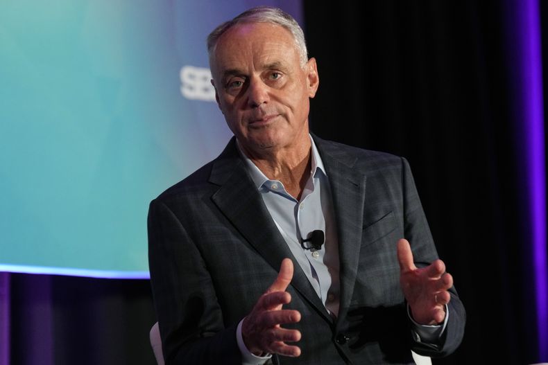 El comisionado Rob Manfred habla durante el SBJ CAA, el jueves 22 de abril de 2025, en Nashville, Tennessee, (AP Foto/George Walker IV)