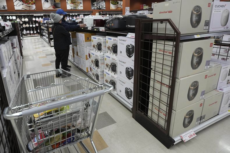 Artefactos de cocina importados de Japón y Corea del Sur en una tienda H Mart en Niles, Illinois, el 3 de abril del 2025. (AP foto/Nam Y. Huh)