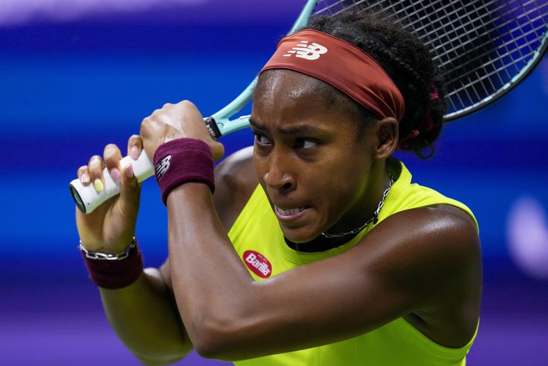 La estadounidense Coco Gauff devuelve ante la checa Karolina Muchova en las semifinales del US Open, el jueves 7 de septiembre de 2023, en Nueva York. (AP Foto/Manu Fernández)
