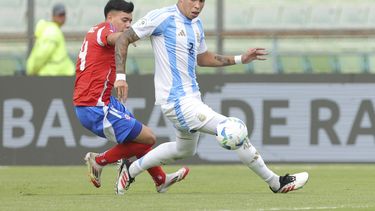 El argentino Juan Giménez (derecha) conduce el balón ante la marca del chileno Ignacio Vásquez en el partido de la ronda final del Sudamericano Sub20, el martes 4 de febrero de 2025, en Caracas. Argentina venció 2-1 a Chile. (AP Foto/Jesús Vargas)