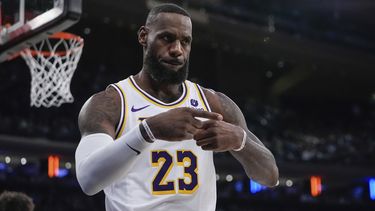 LeBron James, de los Lakers de Los Ángeles, reacciona tras una decisión arbitral en el partido del sábado 3 de febrero de 2024, ante los Knicks de Nueva York (AP foto/Frank Franklin II)