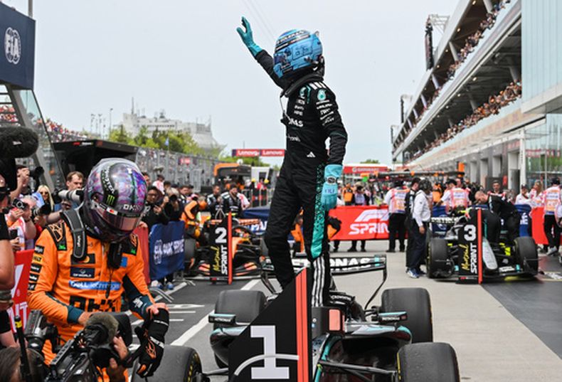 El piloto de Mercedes George Russell, de Gran Bretaña, saluda tras ganar la carrera sprint en el Gran Premio de Fórmula 1 de Canadá en Montreal, el sábado 23 de mayo de 2026. (Graham Hughes/The Canadian Press vía AP)