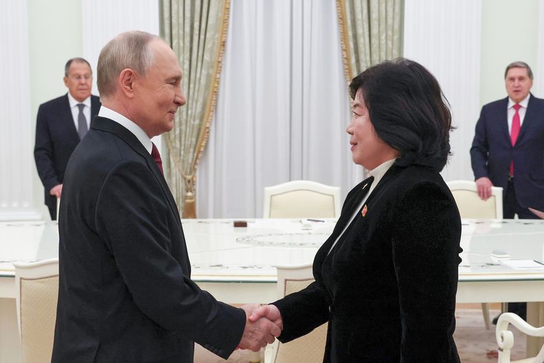 El presidente ruso Vladímir Putin, derecha, estrecha la mano de la ministra de Relaciones Exteriores de Corea del Norte, Choe Son Hui, durante su reunión en el Kremlin, en Moscú, Rusia, el lunes 27 de octubre de 2025. (Vyacheslav Prokofyev, Sputnik, Kremlin Pool Photo vía AP)