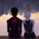 En esta imagen proporcionada por Sony Pictures Animation, Miles Morales como Spider-Man, con la voz de Shameik Moore, izquierda, y Spider-Gwen, con la voz de Hailee Steinfeld, en una escena de la película de Columbia Pictures y Sony Pictures Animation Spider-Man: Across the Spider-Verse. (Sony Pictures Animation vía AP)