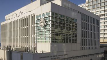 ARCHIVO - La oficina de la Embajada de Estados Unidos en Tel Aviv, Israel, el 8 de enero de 2025. (AP Foto/Ohad Zwigenberg, archivo)