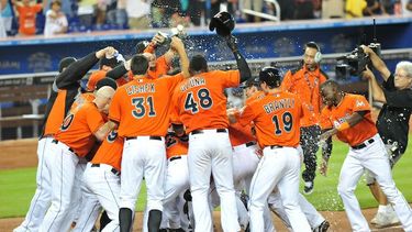 americateve | Cuando llega el último mes de la campaña, los Marlins realizan el esfuerzo final para tratar de darle caza a los Bravos en la División Este de la Liga Nacional.