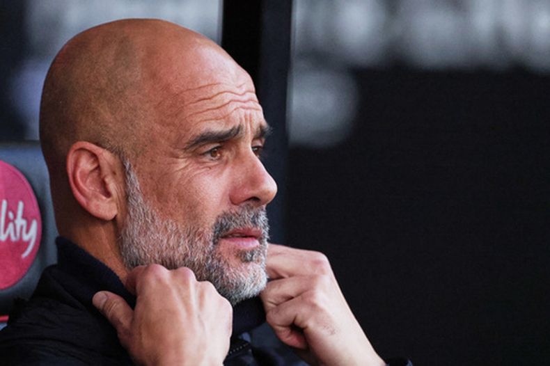 El director técnico del Manchester City, Pep Guardiola, espera el inicio del partido de fútbol de la Liga Premier inglesa entre el AFC Bournemouth y el Manchester City en Bournemouth, Inglaterra, el martes 19 de mayo de 2026. (Foto AP/Ian Walton)