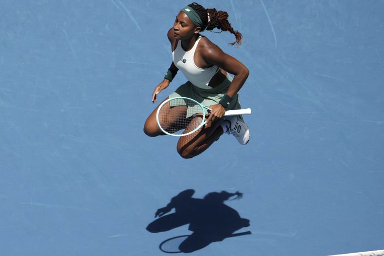Coco Gauff calienta previo al partido contra Belinda Bencic en el Abierto de Australia, el domingo 19 de enero de 2025, en Melbourne. (AP Foto/Mark Baker)