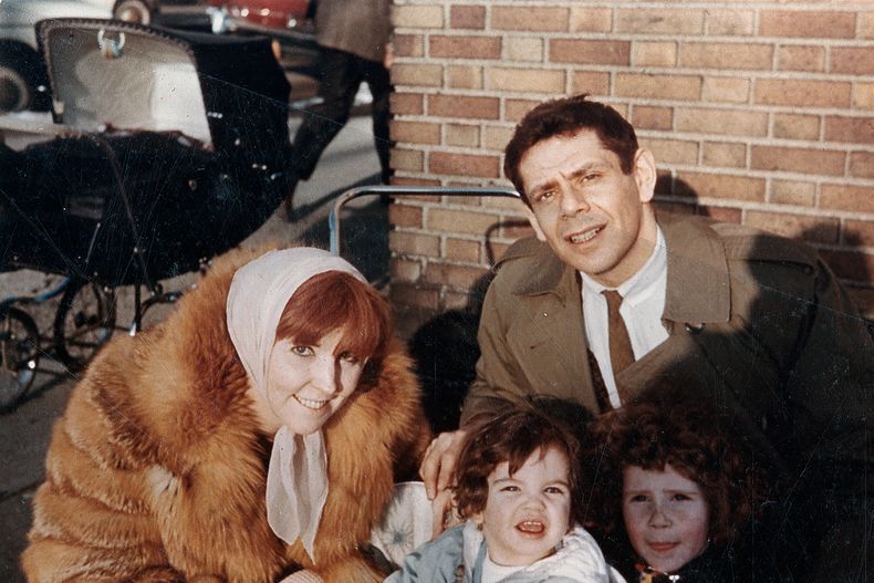 Esta imagen publicada por Apple TV+ muestra a Anne Meara, a la izquierda, Jerry Stiller, al fondo a la derecha, con sus hijos Ben Stiller, en el centro, y Amy Stiller en una escena del documental Stiller & Meara: Nothing is Lost. (Apple TV+ via AP)