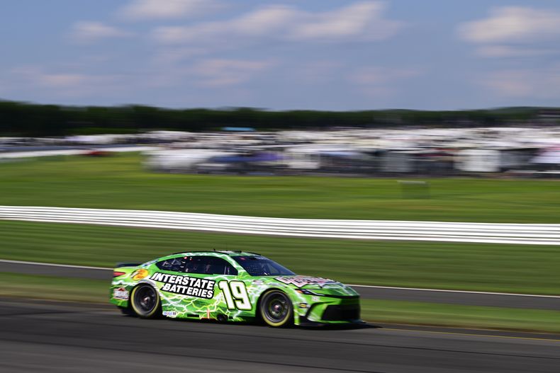 Martin Truex Jr. conduce por la curva 3 durante una carrera de autos de la NASCAR Cup Series en Pocono Raceway, el domingo 14 de julio de 2024, en Long Pond, Pensilvania (AP Foto/Derik Hamilton)