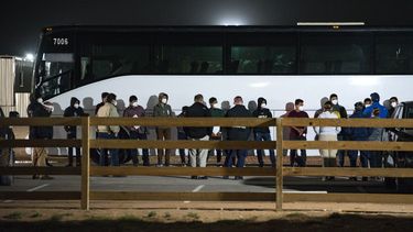 Demócratas enfrentan opciones difíciles sobre inmigración