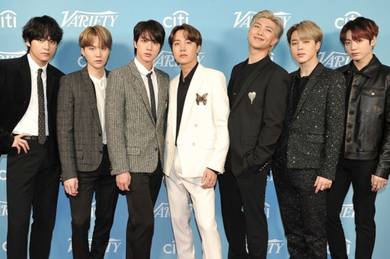 La banda coreana de pop BTS asiste al Hitmakers Brunch de Variety 2019 en West Hollywood, California, el 7 de diciembre de 2019. (Foto, Richard Shotwell/Invision/AP, Archivo)