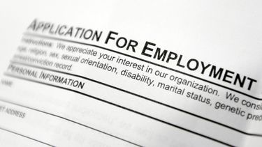 americateve | Fotograf&iacute;a del 22 de abril de 2014 en la que aparece un acercamiento a una solicitud de trabajo en una mesa durante una feria de empleo en la universidad Columbia-Greene Community College en Hudson, Nueva York. (Foto AP/Mike Groll)