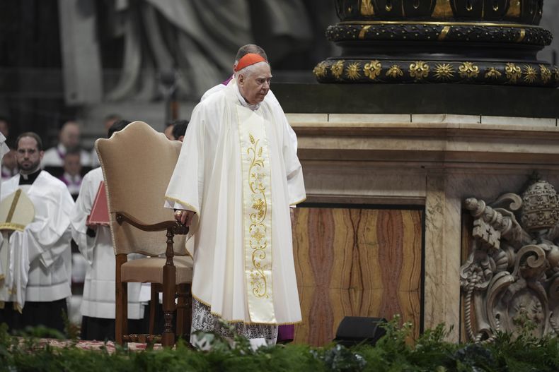 El delegado del Santo Padre, el cardenal Domenico Calcagno, preside una misa en la Basílica de San Pedro del Vaticano, el 17 de abril de 2025. (AP Foto/Andrew Medichini)