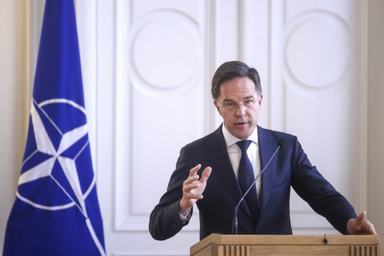 El secretario general de la OTAN, Mark Rutte, durante una conferencia de prensa conjunta con los miembros de la presidencia bosnia en Sarajevo, Bosnia, el lunes 10 de marzo de 2025. (AP Foto/Armin Durgut)