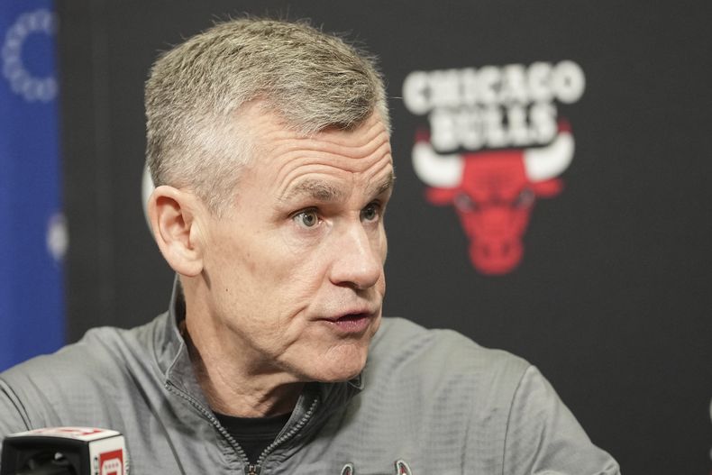 ARCHIVO - Billy Donovan, entrenador de los Bulls de Chicago, habla con la prensa previo al partido de baloncesto de la NBA frente a los 76ers de Filadelfia, el 13 de abril de 2025, en Filadelfia. (AP Foto/Matt Rourke, Archivo)