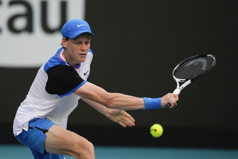El italiano Jannik Sinner regresa una bola a su compatriota Andrea Vavassori en el encuentro de segunda ronda del Abierto de Miami el sábado 23 de marzo del 2024. (AP Foto/Rebecca Blackwell)