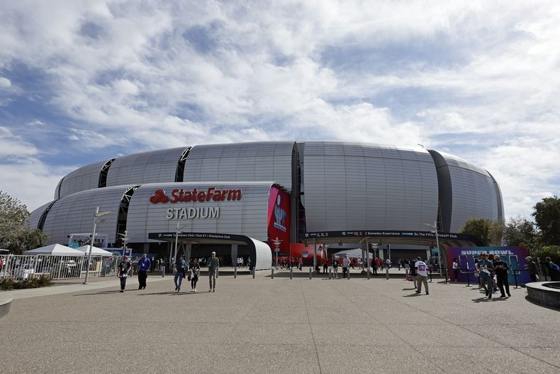 ARCHIVO – El exterior del State Farm Stadium antes del Super Bowl 57 de la NFL en Glendale, Arizona, el domingo 12 de febrero de 2023. (AP Foto/Adam Hunger, Archivo)