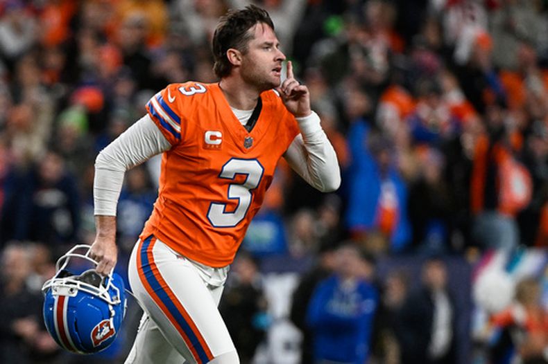 Wil LUtz, pateador de los Broncos de Denver, festeja tras convertir el gol de campo decisivo ante los Seahawks de Seattle, el jueves 15 de octubre de 2026 (AP Foto/Geneva Heffernan)