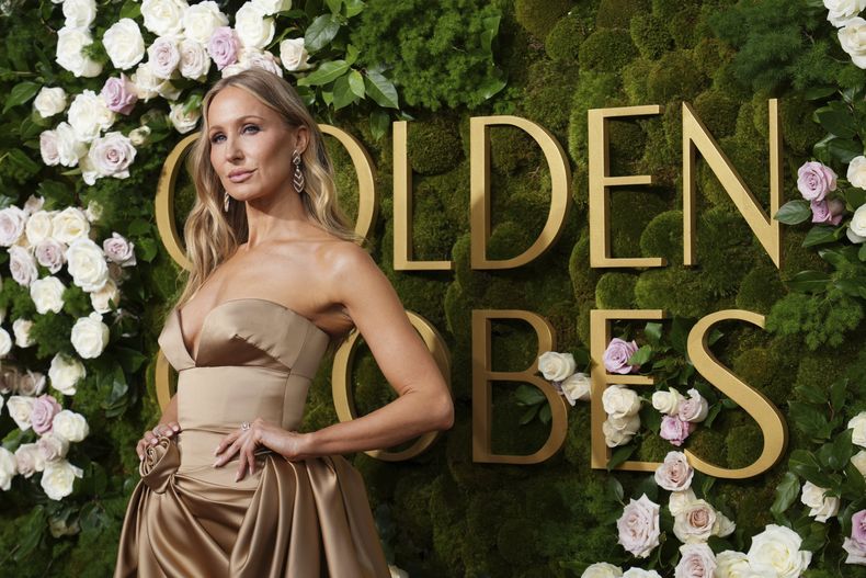 Nikki Glaser llega a la 82ª edición de los Globos de Oro el domingo 5 de enero de 2025 en el Beverly Hilton de Beverly Hills, California. (Foto Jordan Strauss/Invision/AP)