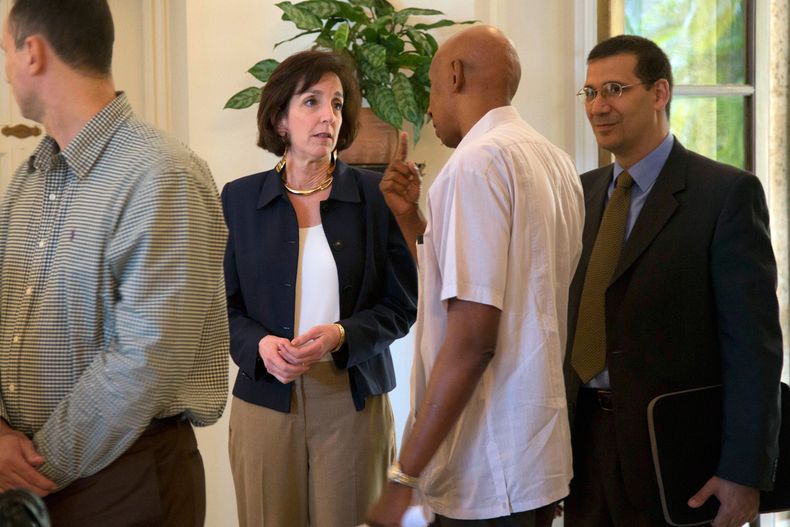Roberta Jacobson junto a Guillermo Fariñas y Antonio Rodiles en La Habana en enero de 2015.