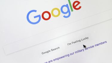 Un cursor se mueve sobre la página del motor de búsqueda de Google, el 28 de agosto de 2018, en Portland, Oregon. (AP Foto/Don Ryan, Archivo)