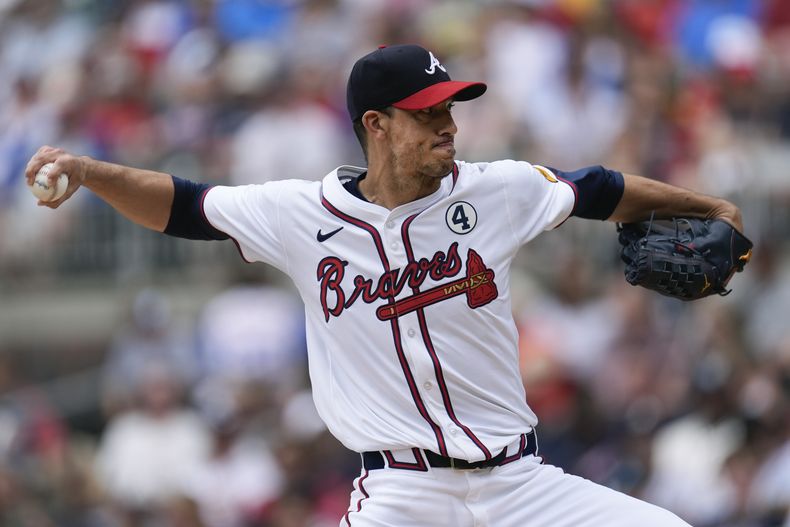 Charlie Morton de los Bravos de Atlanta lanza ante los Atléticos de Oakland, el domingo 2 de junio de 2024, en Atlanta. (AP Foto/John Bazemore)