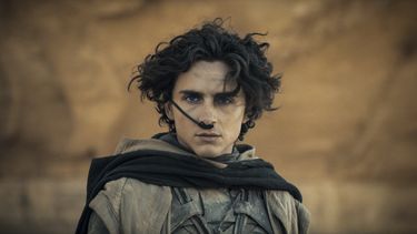 Esta imagen proporcionada por Warner Bros. Pictures muestra a Timothee Chalamet en una escena de Dune: Part Two. (Niko Tavernise/Warner Bros. Pictures vía AP)