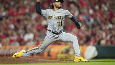 El dominicano Freddy Peralta, de los Cerveceros de Milwaukee, lanza en el juego del sábado 15 de julio de 2023, ante los Rojos de Cincinnati (AP Foto/Darron Cummings)