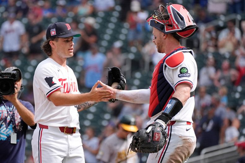 El relevista de los Mellizos de Minnesota Travis Adams celebra con el catcher Ryan Jeffers en el encuentro ante los Atléticos el domingo 26 de julio del 2026. (AP Foto/Bruce Kluckhohn)