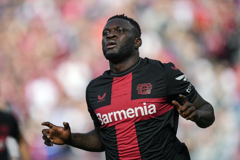 Victor Boniface delantero del Bayer Leverkusen celebra su primer gol durante el partido de la Liga Alemana ante el FC Heidenheim, en Leverkusen, Alemania. Domingo 24 de septiembre de 2023. (AP Foto/Martin Meissner)