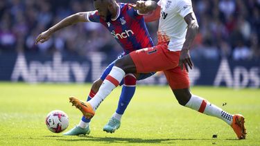 Jordan Ayew del Crystal Palace y Angelo Ogbonna del West Ham pelean por el balón en el encuentro de la Liga Premier el sábado 29 de abril del del 2023. (John Walton/PA via AP)