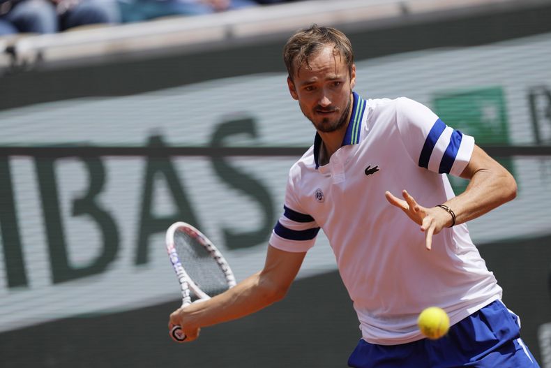 El ruso Daniil Medvedev enfrenta al australiano Alex De Minaur en la cuarta ronda del Abierto de Francia el lunes 3 de junio del 2024. (AP Foto/Thibault Camus)