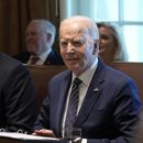El presidente estadounidense Joe Biden, derecha, se encuentra sentado al lado del secretario de Defensa, Lloyd Austin, a la espera de que los periodistas abandonen una sala de la Casa Blanca, en Washington, el miércoles 15 de mayo de 2024. (AP Foto/Susan Walsh)