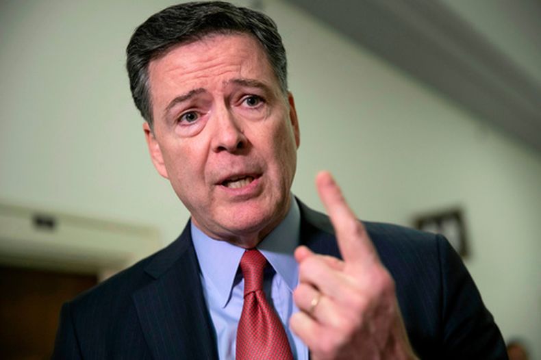 ARCHIVO - James Comey, exdirector del FBI, habla con los periodistas en el Capitolio en Washington, el 17 de diciembre de 2018. (Foto AP/J. Scott Applewhite, archivo)