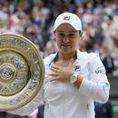 ARCHIVO - Foto del 10 de julio del 2021, la australiana Ash Barty posa con el trofeo tras ganar Wimbledon al superar en la final a la checa Karolina Pliskova. El martes 4 de julio del 2023, Barty anuncia que dio a luz a su primer hijo. (AP Foto/Kirsty Wigglesworth, Archivo)