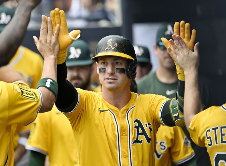 Brent Rooker de los Atléticos es recibido en el dugout después de conectar un jonrón solitario en la primera entrada de un partido de béisbol contra los Rays de Tampa Bay, el miércoles 2 de julio de 2025, en Tampa, Florida. (AP Photo/Jason Behnken)