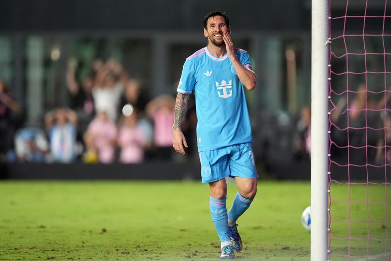 El argentino Lionel Messi, del Inter Miami, ríe en un partido ante el Revolution de Nueva Inglaterra, el sábado 4 de octubre de 2025 en Fort Lauderdale, Florida (AP Foto/Rebecca Blackwell)