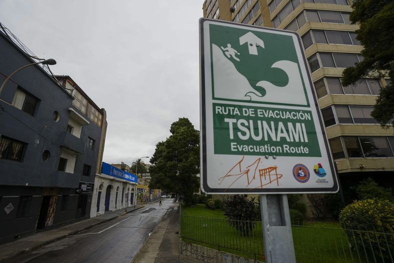 Un cartel indica la ruta de evacuación en caso de tsunami, en Valparaíso, Chile, el miércoles 30 de julio de 2025, después de que un fuerte terremoto golpeara la costa de Rusia. (AP Foto/Esteban Félix)