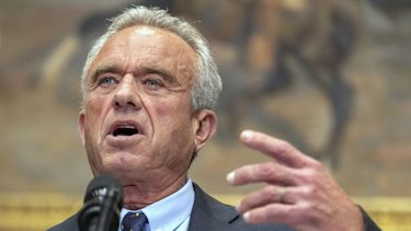 El secretario de Salud y Servicios Humanos de Estados Unidos, Robert F. Kennedy Jr., habla en un evento en la Sala Roosevelt de la Casa Blanca, el lunes 12 de mayo de 2025, en Washington. (AP Foto/Mark Schiefelbein)