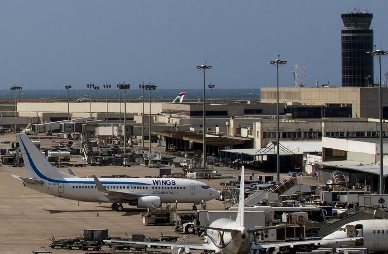 ARCHIVO - Los vuelos se hallan suspendidos debido a la pandemia de coronavirus en el Aeropuerto Internacional Rafik Hariri de Beirut, Líbano, el 19 de marzo de 2020. (AP Foto/Hassan Ammar, archivo)