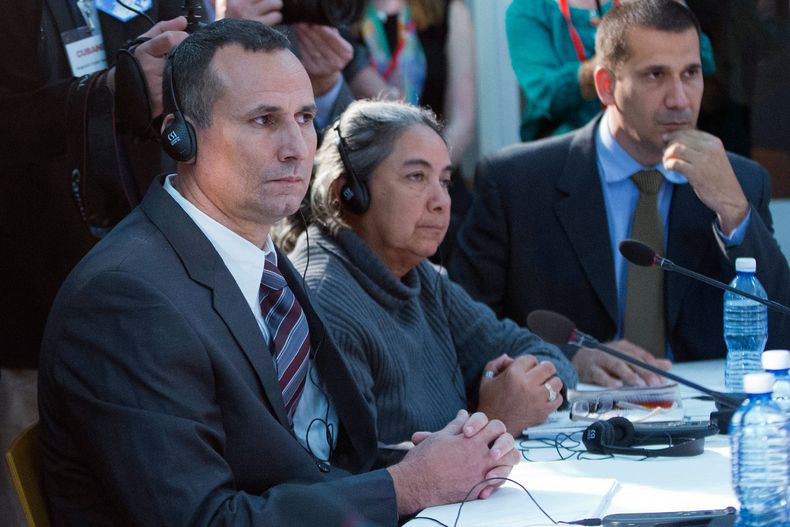 ARCHIVO - El disidente cubano José Daniel Ferrer, a la izquierda, se sienta con la activista LGBT cubana Juana Mora Cedeño, al centro, y el activista político cubano Antonio Rodiles, a la derecha, durante una reunión con el presidente Barack Obama en la embajada de Estados Unidos en La Habana, Cuba, el 22 de marzo de 2016. (AP Foto/Pablo Martínez Monsivais, Archivo)