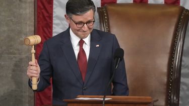 El republicano Mike Johnson, presidente de la Cámara de Representantes, cierra con el mazo después de que él y otros miembros de ese recinto prestaron juramento del cargo el viernes 3 de enero de 2025, en el Capitolio en Washington. (AP Foto/Jacquelyn Martin)
