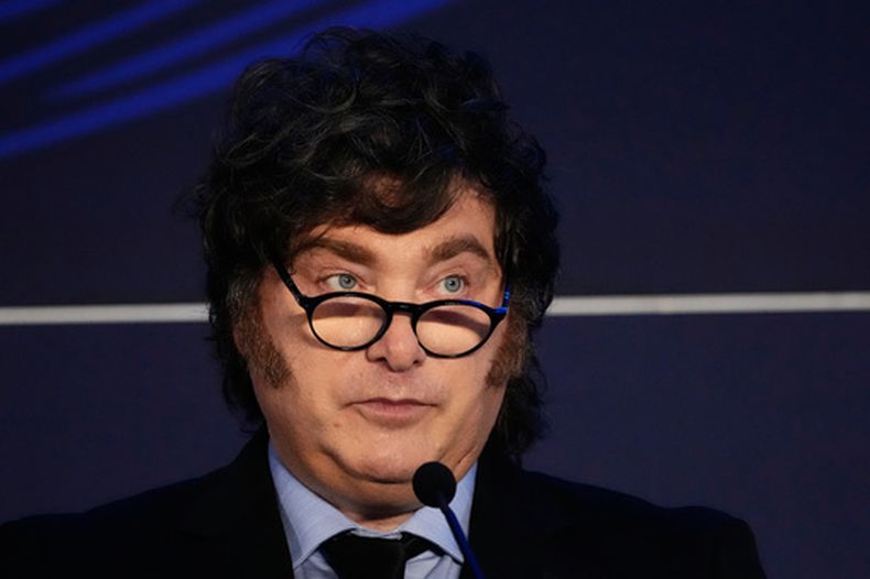 El presidente de Argentina, Javier Milei, pronuncia un discurso en la sede de la Organización para la Cooperación y el Desarrollo Económicos (OCDE), antes de la Semana de Argentina, un evento destinado a promover la inversión y las oportunidades de negocio, en París, el jueves 1 de octubre de 2026. (Foto AP/Teresa Suárez)