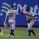 Desde la izquierda, los jardineros Ronald Acuña Jr., Kevin Pillar y Michael Harris II de los Bravos de Atlanta celebran tras la victoria ante los Mets de Nueva York en el primer juego de una doble cartelera, el lunes 1 de mayo de 2023, en Nueva York. (AP Foto/Seth Wenig)