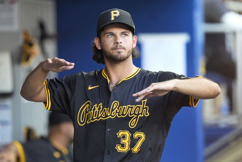 Jared Jones, abridor de los Piratas de Pittsburgh, calienta en el dugout durante el juego ante los Marlins de Miami, el sábado 30 de marzo de 2024 (AP Foto/Wilfredo Lee)