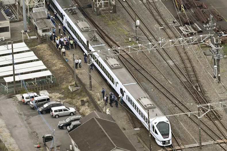 Esta fotografía aérea muestra al tren expreso Spacia X detenido tras arrollar a cuatro trabajadores en la estación Shin-Kanuma de la línea Tobu Nikko en Kanuma, al norte de Tokio, el jueves 20 de agosto de 2026. (Kyodo News vía AP)