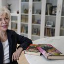 ARCHIVO - La autora Isabel Allende posa en su estudio de escritura en Sausalito, California, el 12 de abril de 2023. (Foto AP/Eric Risberg, archivo)