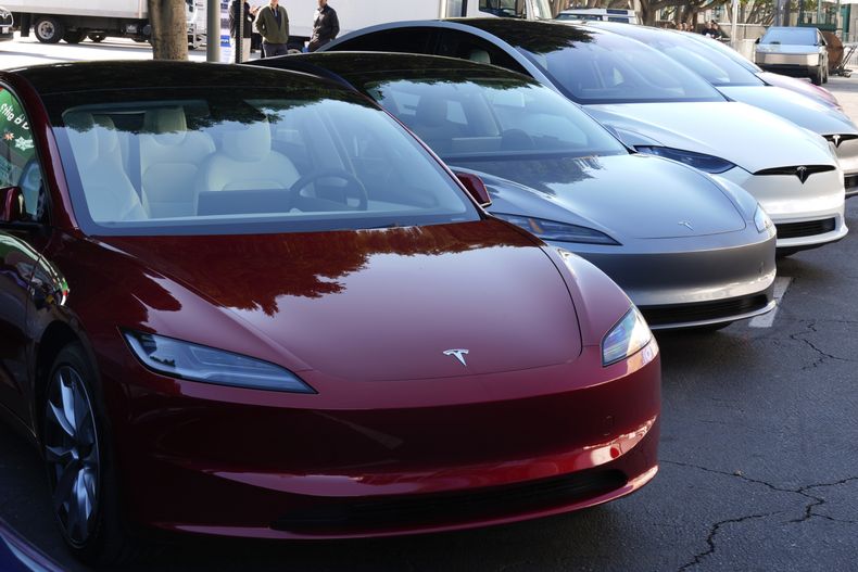 Vehículos Tesla en una feria automotriz en Los Ángeles el 21 de noviembre del 2024. (Foto AP/Damian Dovarganes)
